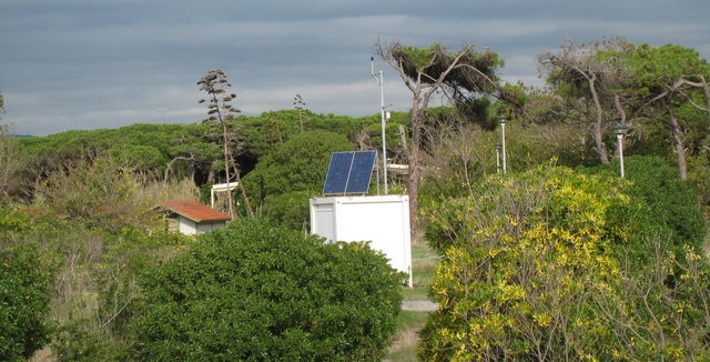 Imatge del sonòmetre d'AENA ubicat a l'antic càmping "La Ballena Alegre" i que funciona amb energia solar